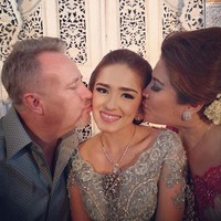 Yasmine tersenyum bahagia. (Instagram)