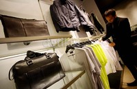 Dalam pembukaan store di Jakara, Porsche Design juga menyuguhkan koleksi terbarunya, yang terdiri atas koleksi pria dan wanita.