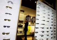 Pengunjung melihat-lihat koleksi busana hingga aksesori Porsche Design.