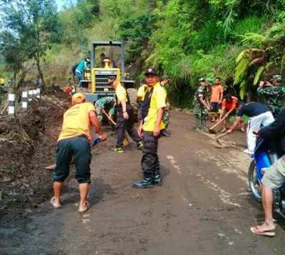 Diguyur Hujan Deras, Akses Jalan ke Bromo Longsor