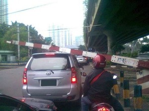 Waspada! Ada 9 Lintasan Kereta Tanpa Palang Pintu di Bandung