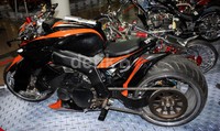 Secara tampilan motor ini sangat ideal, mulai dari bodi fiber, puli sama v belt limbahan Harley-Davidson.