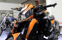 Motor modifikasi satunya ini hanya bisa menyala kalau ditempelkan kartu ATM. Menurut Gusvi, ID card scan membaca chip yang menyimpan data pemiliknya. Dengan cara itu baru mesin bisa distarter.