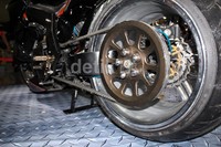 Untuk menopang penampilan, sang modifikator menggunakan 2 pelek BMW 13 inci. Pelek tersebut dibalut dengan ban Hayabusa 300/35/18. Sedangkan pelek depan menggunakan ban ukuran 120/60/17.