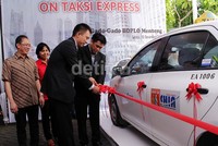Direktur Keuangan Express Group David Santoso dan Account Director Huawei Simon Sun meluncurkan wifi gratis taksi Express. Program wifi gratis ini berlangsung selama 6 bulan untuk 400 unit taksi di area Jadetabek. (Nurizzati Bukhari).