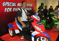 Di tangan pria yang akrab disapa Ajo ini motor-motor roda dua berhasil diubah menjadi roda tiga untuk menunjang mobilitas para penyandang cacat di kota tempat tinggalnya. Bahkan motor beroda tiga buatannya mendapat pesanan dari daerah Aceh.