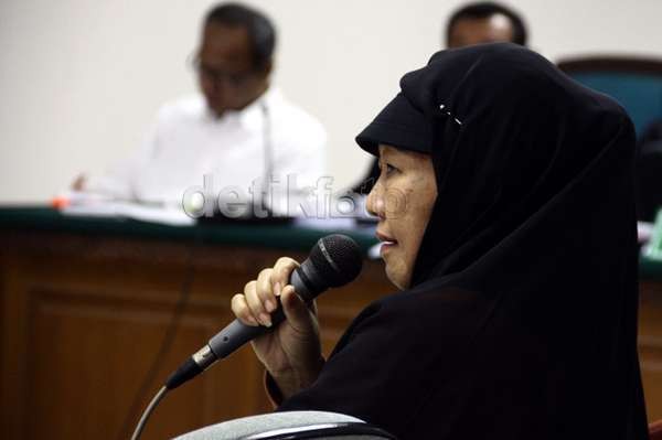 6 Nyanyian Perdana Bu Pur yang Menghebohkan