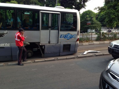 Ban Belakang Bus TransJ Copot di Jembatan Dua