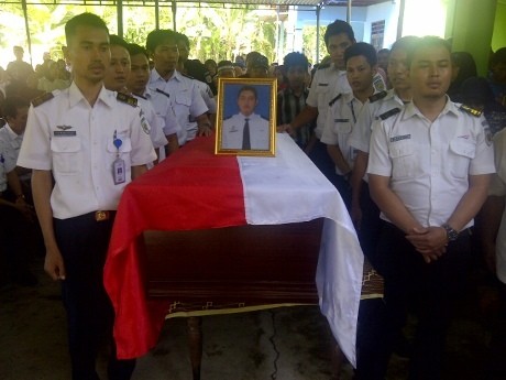 Hujan Tangis Iringi Pemakaman Darman Sang Masinis