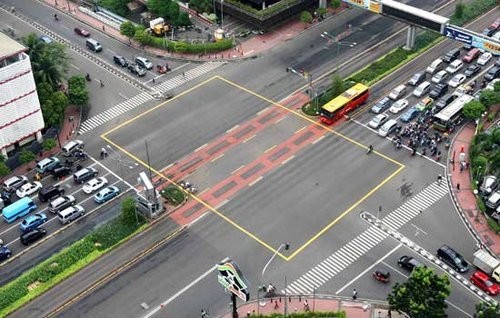Perhatian! Kini Ada Yellow Box Junction di Simpang Mampang