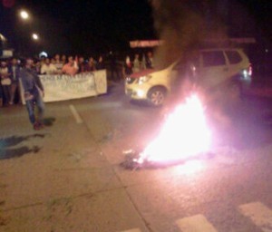 Mahasiswa Demo Sambil Bakar Ban di Depan Kampus IISIP Jakarta