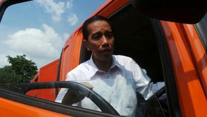 Jokowi Setir Truk Sampah di Pulomas