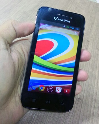 Andromax G dibekali layar sentuh berukuran 4 inch. Terasa mantab digenggam.