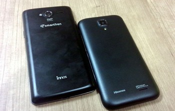 Material yang diusung kedua produk baru Smartfren itu sama-sama dari plastik. Hanya saja Andromax i2 dibuat oleh Innos dan Andromax G dari Hisense.