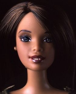 Perpaduan Apik Boneka Barbie dengan Manusia