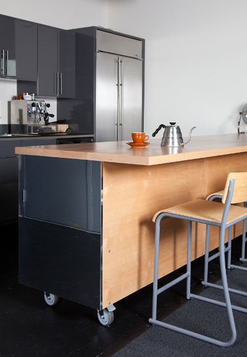 Salah satu sudut dapur yang seperti di rumah sendiri. (kredit foto: designboom)