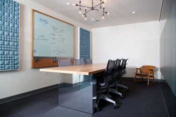 Ini adalah suasana ruang rapat di kantor pusat Instagram, yang saat ini sudah dimiliki Facebook dengan nilai akuisisi sekitar USD 1 miliar. (kredit foto: designboom)