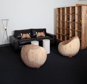 Sepasang kursi antik dari material kayu tampak menghiasi salah satu ruangan. (kredit foto: designboom)