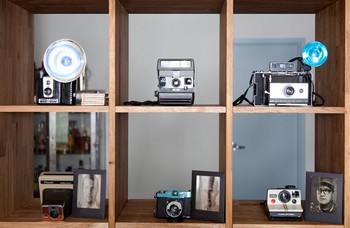 Deretan kamera model lama menghiasi salah satu rak. (kredit foto: designboom)