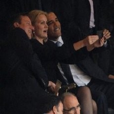 Asyik Berfoto Selfie Saat Acara Mengenang Mandela, Obama Dikritik