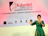 Penyanyi yang akrab disapa dengan sebutan Mama Ina itu sangat interaktif dengan para tamu yang hadir.