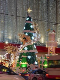 Dekorasi Natal di Orchard Road sudah dibuka mulai 1 Desember 2013. Sepanjang jalan ini, Anda bisa menemukan aneka dekorasi mulai dari pohon Natal sampai kereta rusa Santa Claus (Sastri/ detikTravel)