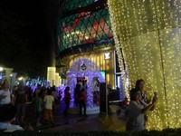 Tiap mal berlomba menampilkan dekorasi Natal yang paling menarik. ION Orchard misalnya, punya pohon Natal raksasa yang bisa berubah warna dan taman yang bertuliskan KISS kalau dilihat dari atas (Sastri/ detikTravel)
