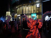 Sepanjang jalan Orchard yang membentang 2,2 Km, turis bisa menyusuri aneka dekorasi Natal. Mulai dari ION Orchard, Knightsbridge, Orchard Central, 313@Somerset, Plaza Singapura, Lucky Plaza, Far East Plaza, Mandarin Gallery, juga The Paragon (Sastri/ detikTravel)