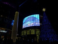 Pohon Natal raksasa di depan ION Orchard adalah salah satu spot favorit turis untuk berfoto ria. Lampu di pohon ini bisa berubah warna. Mulai dari biru, ungu, hingga merah (Sastri/ detikTravel)