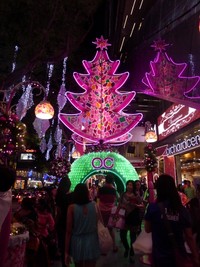 Pedestrian di Orchard pun didekorasi sedemikian rupa. Lampu warna-warni meramaikan suasana (Sastri/ detikTravel)