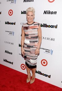 Pink tampil dalam balutan dress bernuansa coklat dipadu high heels berwarna krem. Larry Busacca/Getty Images/AFP.     