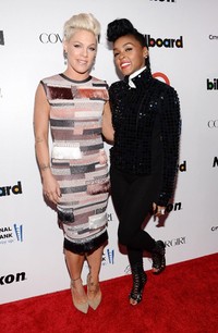 Penyanyi Janelle Monae bergabung bersama Pink untuk berfoto bersama. Larry Busacca/Getty Images/AFP.