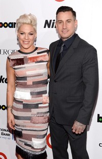 Tak hanya sendiri, Pink juga mengajak sang suami Carey Hart di acara bergengsi tersebut. Larry Busacca/Getty Images/AFP.