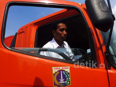 Jokowi Kendarai Truk Sampah