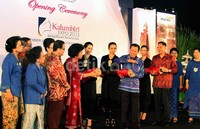 Menteri Pemberdayaan Perempuan dan Perlindungan Anak, Linda Gumelar, didampingi oleh Menteri Perdagangan RI, Gita Wirjawan, dan Menkumham, Amir Syamsudin, memukul gendang tanda dibukanya Katumburi Expo 2013.