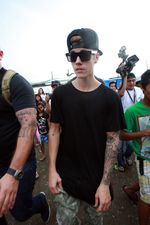 Justin Bieber Kunjungi Korban Badai di Filipina