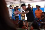Justin Bieber Kunjungi Korban Badai di Filipina