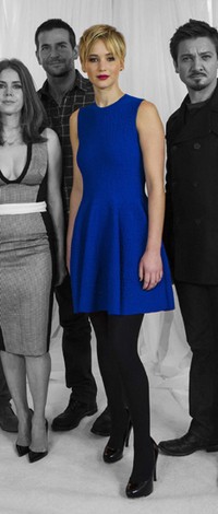 Di kesempatan tersebut, Jennifer Lawrence tampil cantik dalam balutan dress biru dari Alexander McQueen dipadu dengan stoking dan sepatu hitam. REUTERS/Eric Thayer.