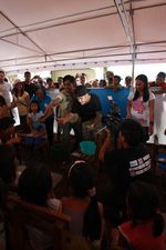 Justin Bieber Kunjungi Korban Badai di Filipina