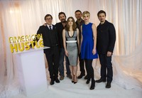 Sutradara David O. Russell (Silver Linings Playbook) bergabung bersama para cast member untuk berfoto bersama. REUTERS/Eric Thayer.