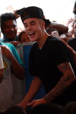 Justin Bieber Kunjungi Korban Badai di Filipina