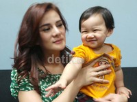 Si kecil terlihat sangat ceria di depan kamera.