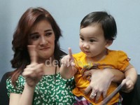 Annabel menirukan gaya ibunya.
