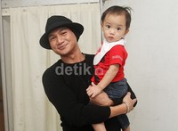 Anji menggendong Saga. Gus Mun/detikHOT.