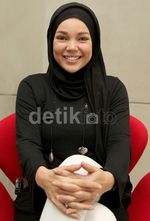 Cantik Berhijab Dewi Sandra