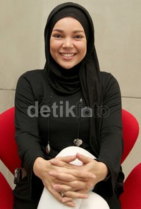 Keinginan Dewi berhijab muncul setelah membaca salah satu ayat yang pesannya berisi tentang keharusan seorang wanita mengenakan hijab.