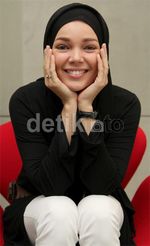 Cantik Berhijab Dewi Sandra