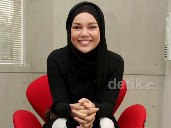 Cantik Berhijab Dewi Sandra