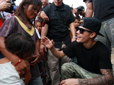 Justin Bieber Kunjungi Korban Badai di Filipina