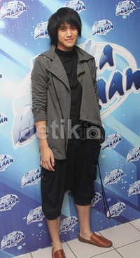 Pada kesempatan itu, Kevin tampil dengan kaus dan celana hitam serta outwear abu-abu dan sepatu coklat. Gus Mun/detikHOT.
